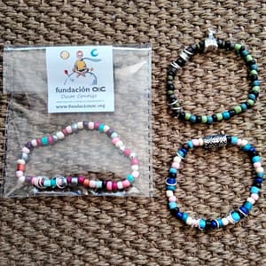 Pulsera de perlas contra el cáncer infantil